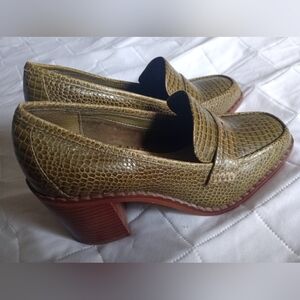 VINCE CAMUTO Carigina Leather Green Loafer Size 8